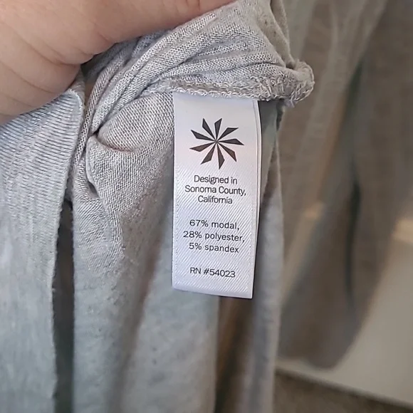 Athleta Lightweight Long Sleeved T Shirt Size Small - Picture 6 of 6